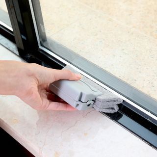 Dụng cụ vệ sinh khe cửa sổ