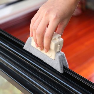Dụng cụ vệ sinh khe cửa sổ