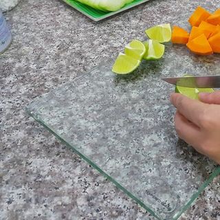 Thớt kính cường lực trong có lỗ 20 x 30