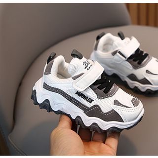 Giày thể thao bé