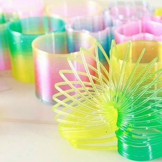 Đồ chơi lò xo đủ màu nhe