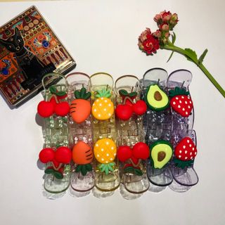 Gấp tóc nhựa trong hình bơ, trái cây đủ loại.