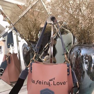 Túi Mềm Chữ Love Quai Dù