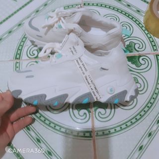 Giày thể thao 2020