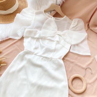 Đầm trắng phối voan nơ ngực