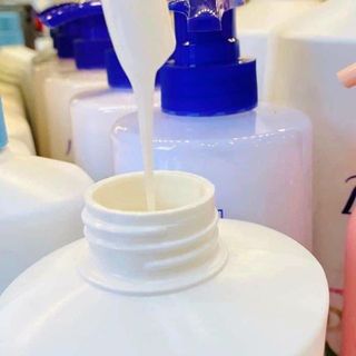 Sữa tắm dưỡng ẩm Vaseline Total Moisture