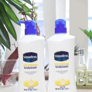 Sữa tắm dưỡng ẩm Vaseline Total Moisture