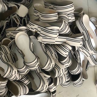 giày thể thao xvessel rách hot trend 2020