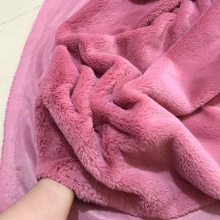 Thảm lông màu hồng dâu - Trải bàn trang điểm