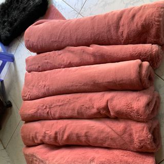 Thảm lông màu hồng dâu - Trải bàn trang điểm