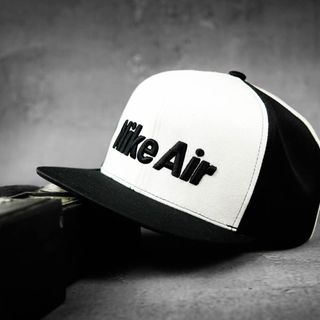 Mũ lưỡi trai N.i.k.e A.i.r trắng snap