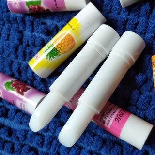 Thỏi son dưỡng siêu thơm. Mùi trái cây
