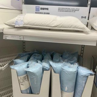 Gối lông vũ ikea