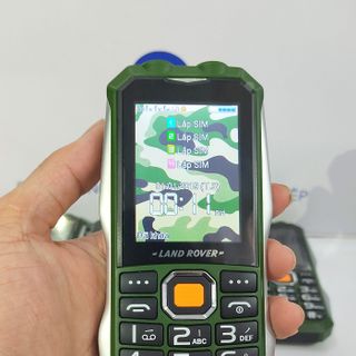 Điện thoại 4 sim lanrover c18