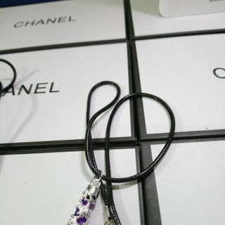 Vòng cổ dây da kèm mặt đá