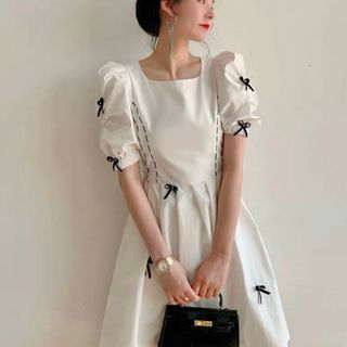 ĐẦM TRẮNG ĐíNH NƠ ĐEN