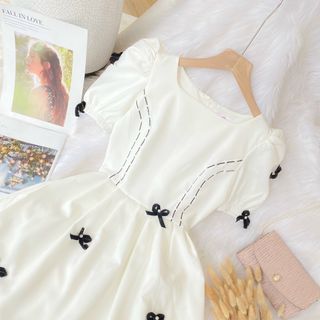 ĐẦM TRẮNG ĐíNH NƠ ĐEN