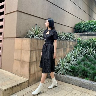 Set váy + áo khoét ngực nút ngọc