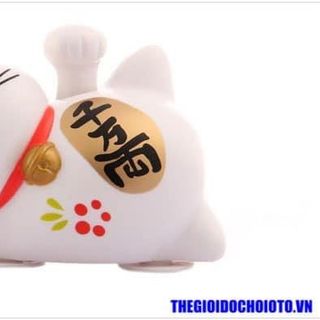 Mèo thần tài vẫy tay sử dụng năng lượng mặt trời
