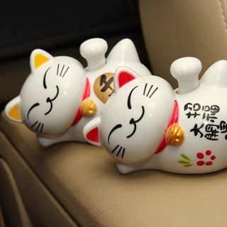 Mèo thần tài vẫy tay sử dụng năng lượng mặt trời