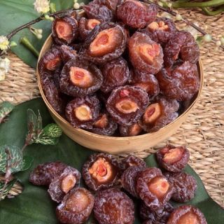 Ô mai đào nâu bổ đôi