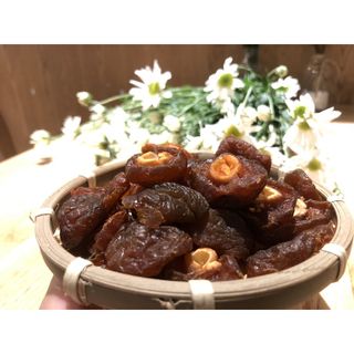 Ô mai đào nâu bổ đôi