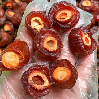 Ô mai đào nâu bổ đôi