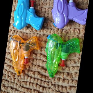 Đủ màu súng bắn nước