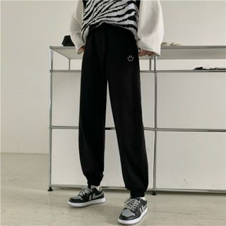 Quần jogger nỉ thêu hình mặt cười Q0040