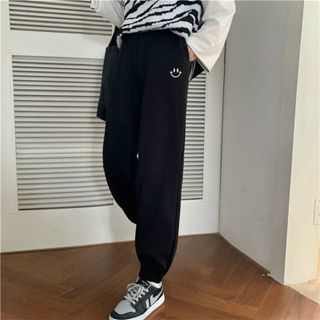 Quần jogger nỉ thêu hình mặt cười Q0040