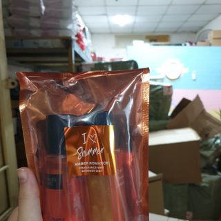 Sét xịt Victoria gồm 2 chai: 1 chai thường 1 chai nhũ