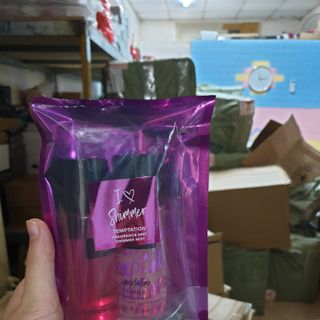 Sét xịt Victoria gồm 2 chai: 1 chai thường 1 chai nhũ