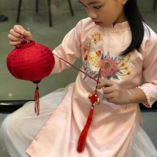 Áo dài trẻ em cao cấp catina thêu con công