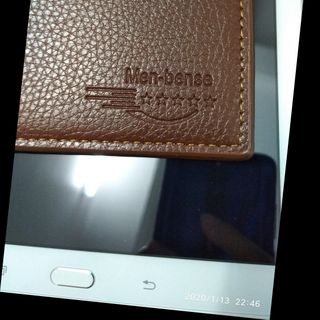 Ví da nam có màu nâu và đen