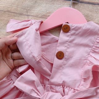 Váy hồng nến bèo vai cho bé