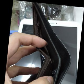 Ví da nam có màu nâu và đen