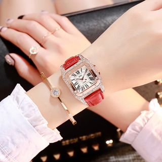 Đồng hồ được khuyến mãi thêm 4 cục pin