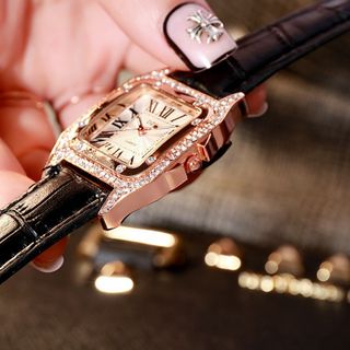 Đồng hồ được khuyến mãi thêm 4 cục pin