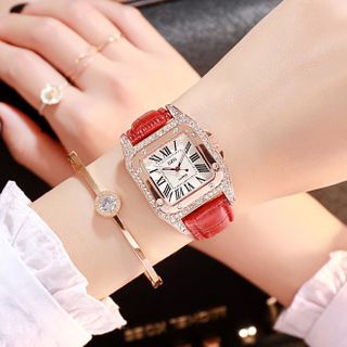 Đồng hồ được khuyến mãi thêm 4 cục pin