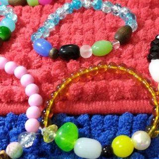 Chuỗi đeo tay mix đủ màu. Giá sỉ 13k/1 chuỗi. Ngẫu nhiên đủ mẫu. Ko mẫu nào giống mẫu nào. Mẫu mới nhất. Hàng siêu đẹp