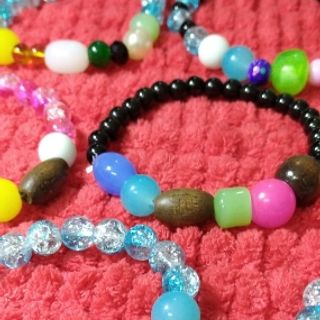 Chuỗi đeo tay mix đủ màu. Giá sỉ 13k/1 chuỗi. Ngẫu nhiên đủ mẫu. Ko mẫu nào giống mẫu nào. Mẫu mới nhất. Hàng siêu đẹp