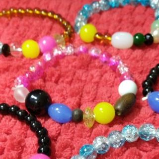 Chuỗi đeo tay mix đủ màu. Giá sỉ 13k/1 chuỗi. Ngẫu nhiên đủ mẫu. Ko mẫu nào giống mẫu nào. Mẫu mới nhất. Hàng siêu đẹp