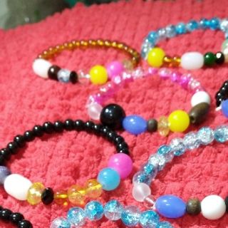 Chuỗi đeo tay mix đủ màu. Giá sỉ 13k/1 chuỗi. Ngẫu nhiên đủ mẫu. Ko mẫu nào giống mẫu nào. Mẫu mới nhất. Hàng siêu đẹp