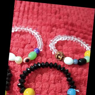 Chuỗi đeo tay mix đủ màu. Giá sỉ 13k/1 chuỗi. Ngẫu nhiên đủ mẫu. Ko mẫu nào giống mẫu nào. Mẫu mới nhất. Hàng siêu đẹp nhé