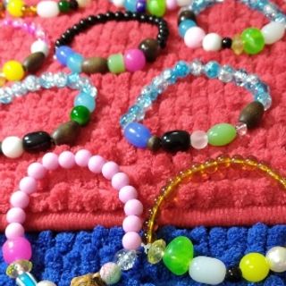 Sỉ. Chuỗi đeo tay mix đủ màu. Giá sỉ 13k/1 chuỗi. Ngẫu nhiên đủ mẫu. Ko mẫu nào giống mẫu nào. Mẫu mới nhất. Hàng siêu đẹp