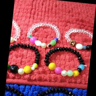 Sỉ. Chuỗi đeo tay mix đủ màu. Giá sỉ 13k/1 chuỗi. Ngẫu nhiên đủ mẫu. Ko mẫu nào giống mẫu nào. Mẫu mới nhất. Hàng siêu đẹp