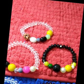 Sỉ. Chuỗi đeo tay mix đủ màu. Giá sỉ 13k/1 chuỗi. Ngẫu nhiên đủ mẫu. Ko mẫu nào giống mẫu nào. Mẫu mới nhất. Hàng siêu đẹp