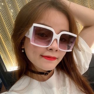 Kính thời trang nữ form to