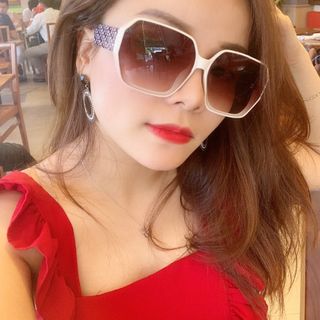 Mắt kính thời trang nữ form to