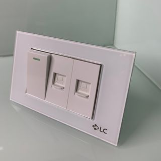 Mặt ổ cắm thiết bị điện màu trắng kính LC cao cấp.